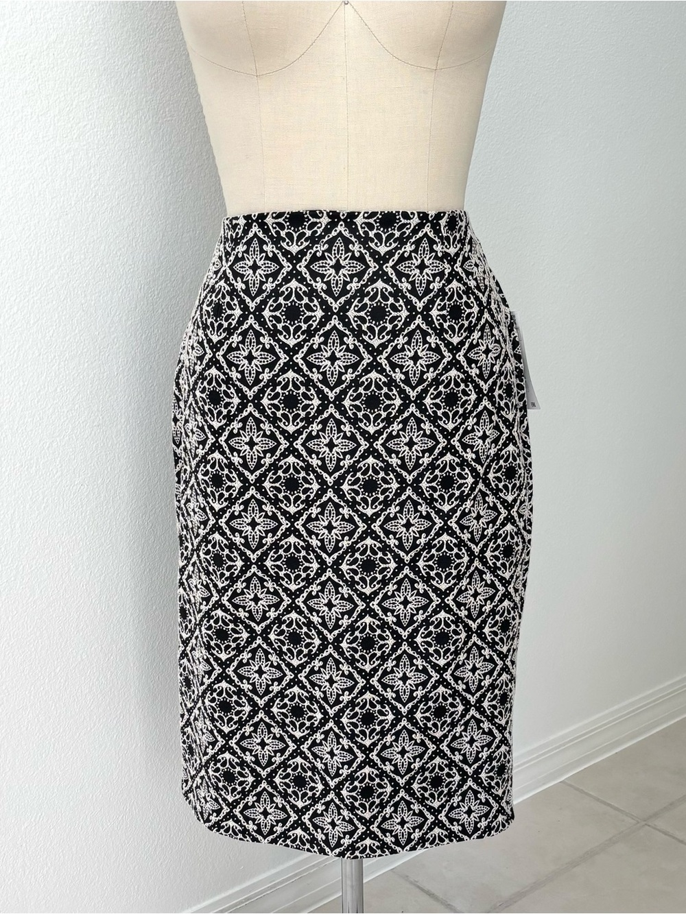 ZARA Basic Geometric Tile Embroidered Midi Pencil Skirt NWT Black Cream Size L